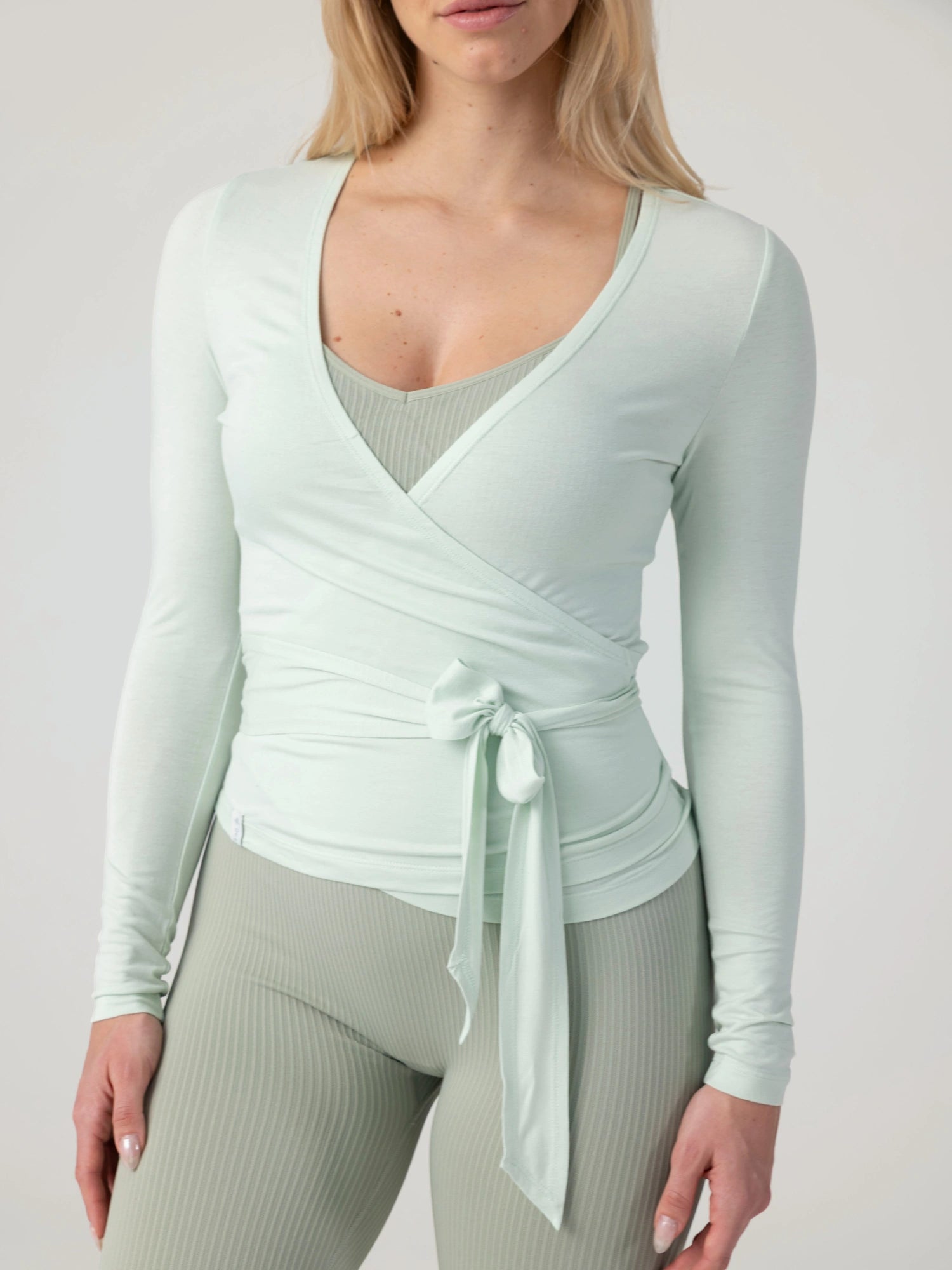 Blake Wrap Longsleeve Ballerina Top: Weich &amp; elegant - Yoga Longsleeve - Green
